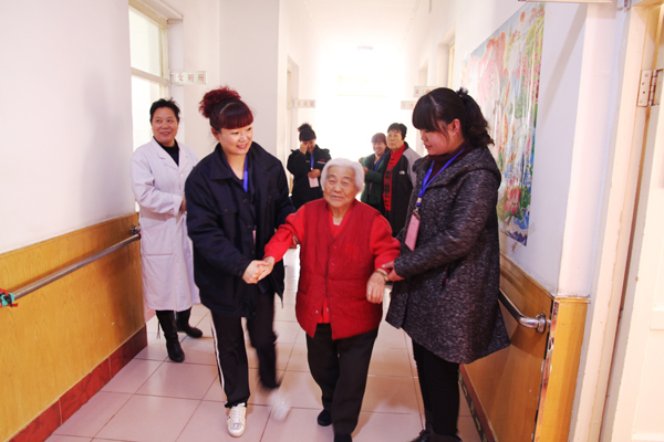 老人的笑容，我們的快樂(lè)——公司青年志愿者走進(jìn)敬老院活動(dòng)側(cè)記.jpg